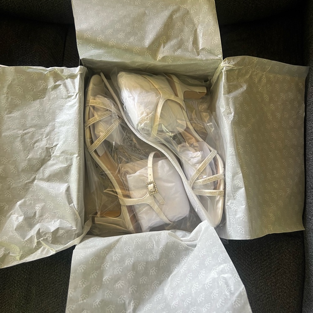 Nina Brand, Bobby size 8.5